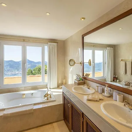 Lavish With Saltwater Pool *