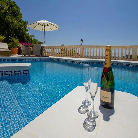 Villa Lavish With Saltwater Pool *