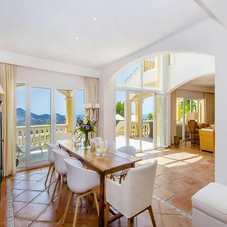 Lavish With Saltwater Pool *