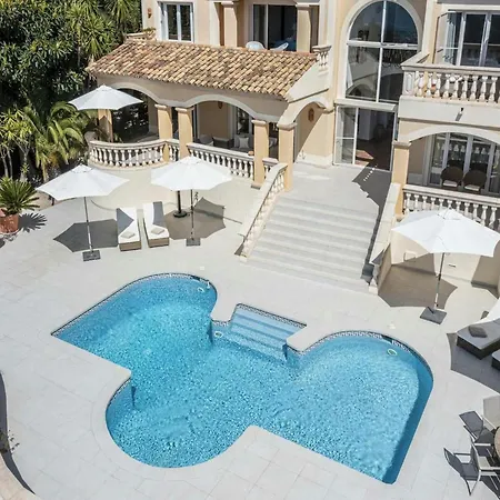 Lavish With Saltwater Pool